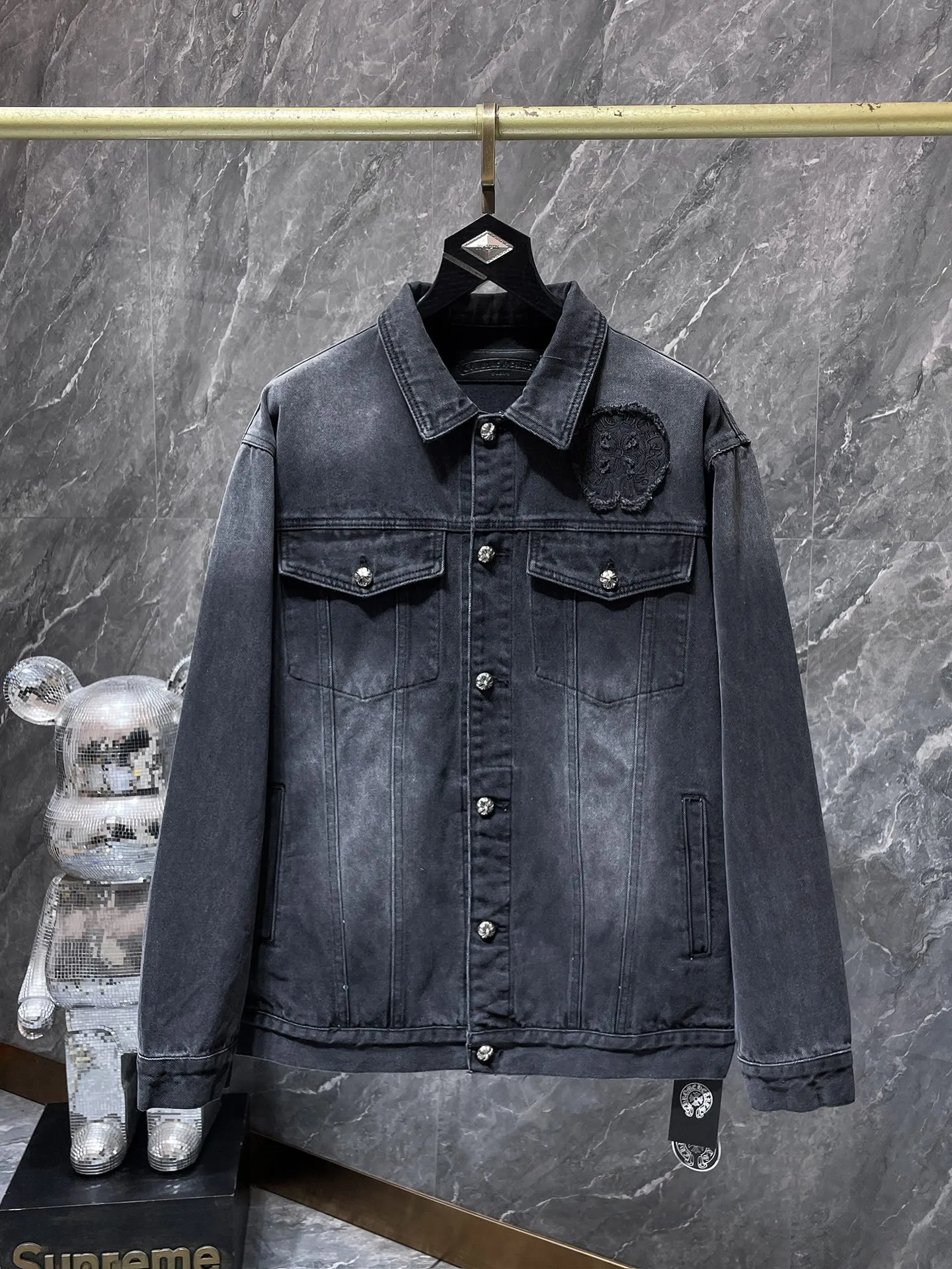 P316 Chrome Hearts autumn clothing is here. Sanskrit embroidered hand-applied embroidered denim. Exclusive custom-woven and dyed 100% cotton denim fabric, high-tech washing! Original hardware mold opening! ❗❗Heavy work❗❗ Thickened leather three-dimensional Sanskrit embroidery on the front and back ➕Hand-made patchwork. The most handsome denim jacket this season. A must-have for everyone. 🌈Recommended color: washed black. 🌈Code numbers: S, M, L, XL